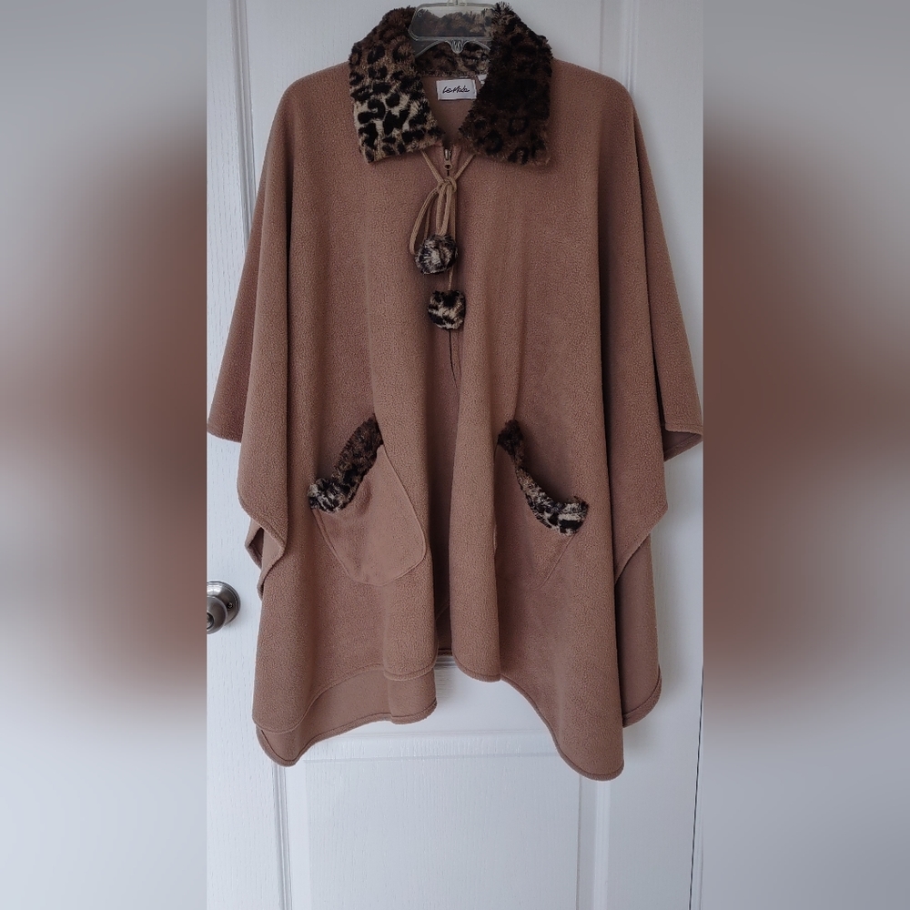 Camel poncho, very stylish & chic. One-size, with animal print collar & pockets.
